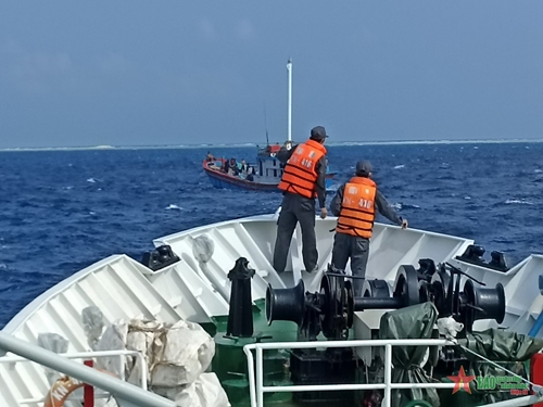 Chi đội Kiểm ngư số 4 cứu hộ thành công tàu cá Quảng Ngãi 